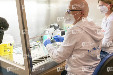 Peter Tschentscher bei der Arbeit im Impfzentrum in Hamburg