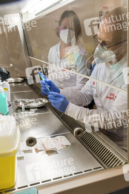 Peter Tschentscher bei der Arbeit im Impfzentrum in Hamburg