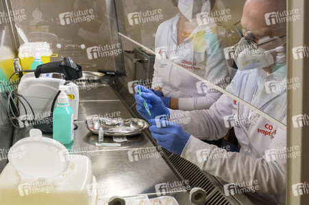 Peter Tschentscher bei der Arbeit im Impfzentrum in Hamburg