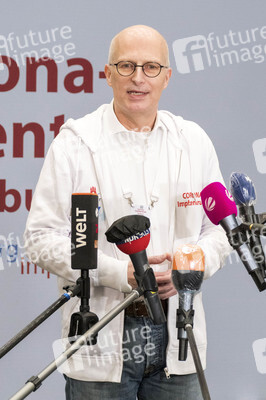 Peter Tschentscher bei der Arbeit im Impfzentrum in Hamburg