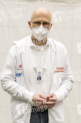 Peter Tschentscher bei der Arbeit im Impfzentrum in Hamburg
