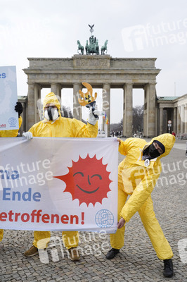 Demonstration 'Radioactive Olympics - Solidarität mit den Betroffenen von Fukushima' in Berlin
