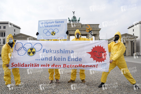 Demonstration 'Radioactive Olympics - Solidarität mit den Betroffenen von Fukushima' in Berlin
