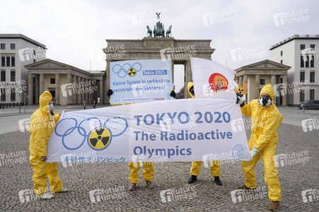 Demonstration 'Radioactive Olympics - Solidarität mit den Betroffenen von Fukushima' in Berlin