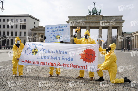 Demonstration 'Radioactive Olympics - Solidarität mit den Betroffenen von Fukushima' in Berlin