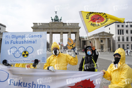 Demonstration 'Radioactive Olympics - Solidarität mit den Betroffenen von Fukushima' in Berlin
