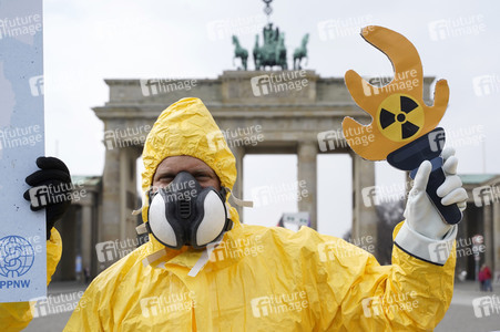 Demonstration 'Radioactive Olympics - Solidarität mit den Betroffenen von Fukushima' in Berlin