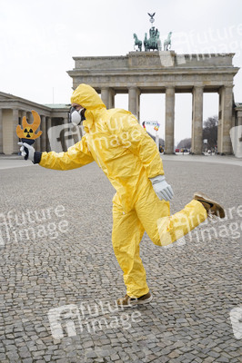 Demonstration 'Radioactive Olympics - Solidarität mit den Betroffenen von Fukushima' in Berlin