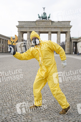 Demonstration 'Radioactive Olympics - Solidarität mit den Betroffenen von Fukushima' in Berlin