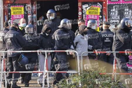 Räumung der Kiezkneipe 'Meuterei' in Berlin