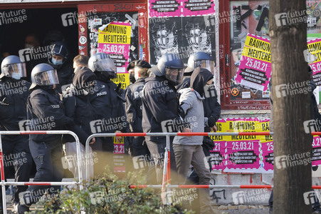 Räumung der Kiezkneipe 'Meuterei' in Berlin