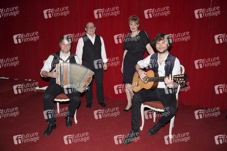 SeelenART-Streaming 'Couplet AG: Das Beste aus 25 Jahren!' in Haar