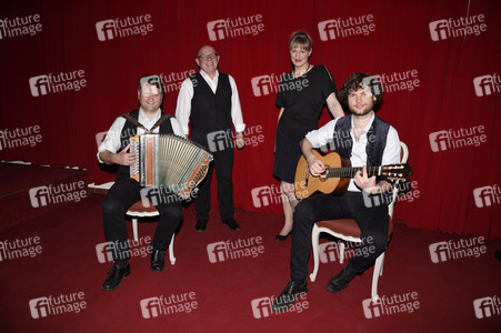 SeelenART-Streaming 'Couplet AG: Das Beste aus 25 Jahren!' in Haar