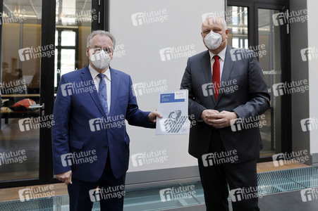 Übergabe des Tätigkeitsberichts zum Datenschutz in Berlin