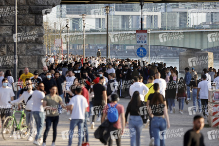 Menschenmassen am Rheinboulevard in Köln