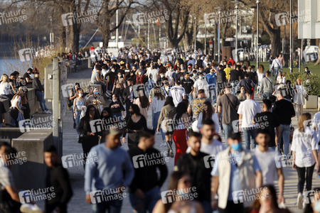 Menschenmassen am Rheinboulevard in Köln