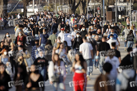 Menschenmassen am Rheinboulevard in Köln