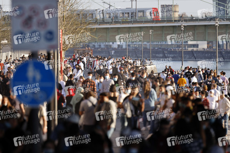Menschenmassen am Rheinboulevard in Köln