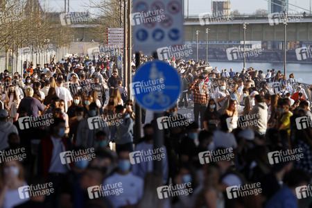 Menschenmassen am Rheinboulevard in Köln