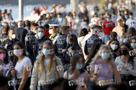 Menschenmassen am Rheinboulevard in Köln