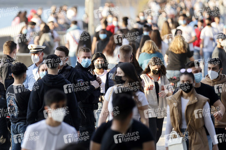 Menschenmassen am Rheinboulevard in Köln