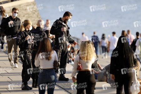 Menschenmassen am Rheinboulevard in Köln