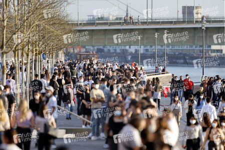 Menschenmassen am Rheinboulevard in Köln