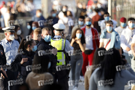 Menschenmassen am Rheinboulevard in Köln