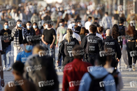 Menschenmassen am Rheinboulevard in Köln