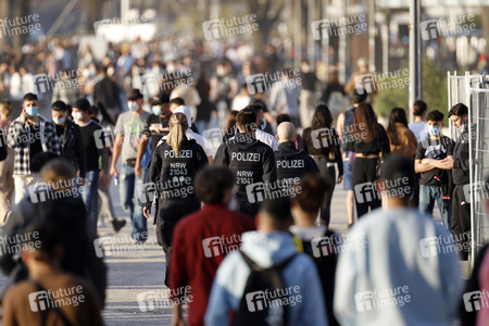 Menschenmassen am Rheinboulevard in Köln