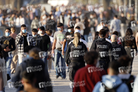 Menschenmassen am Rheinboulevard in Köln