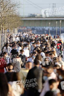 Menschenmassen am Rheinboulevard in Köln