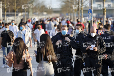 Menschenmassen am Rheinboulevard in Köln