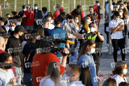 Menschenmassen am Rheinboulevard in Köln