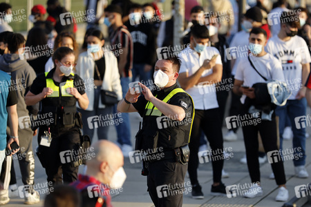 Menschenmassen am Rheinboulevard in Köln