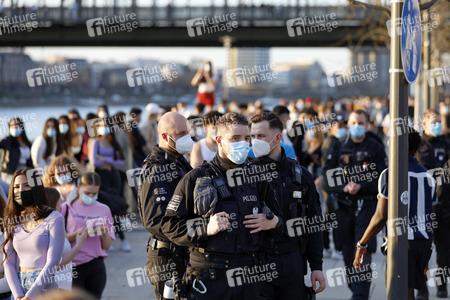 Menschenmassen am Rheinboulevard in Köln