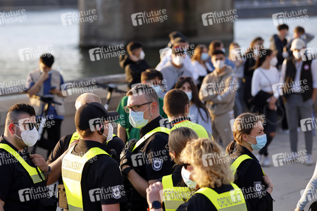 Menschenmassen am Rheinboulevard in Köln