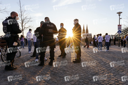 Menschenmassen am Rheinboulevard in Köln