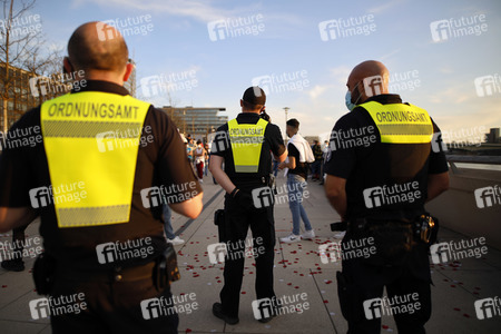 Menschenmassen am Rheinboulevard in Köln
