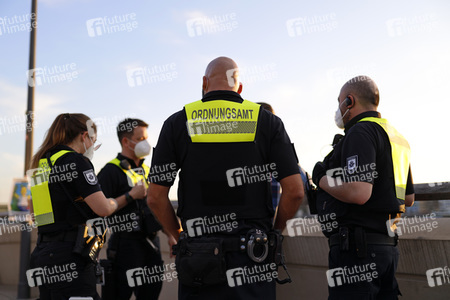 Menschenmassen am Rheinboulevard in Köln