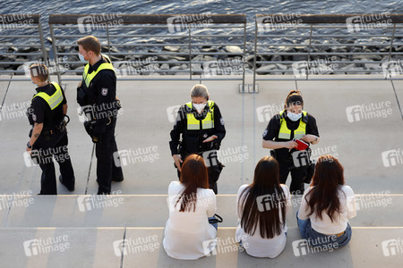 Menschenmassen am Rheinboulevard in Köln