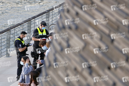 Menschenmassen am Rheinboulevard in Köln