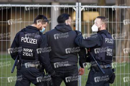 Menschenmassen am Rheinboulevard in Köln