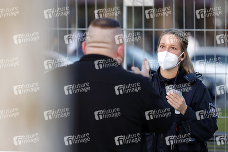 Menschenmassen am Rheinboulevard in Köln