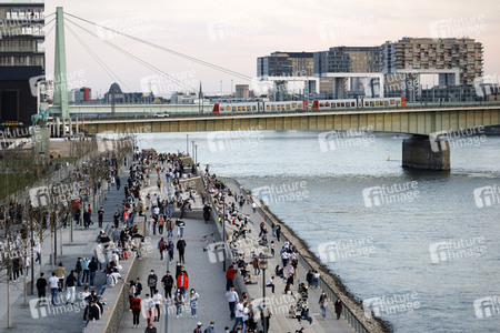 Menschenmassen am Rheinboulevard in Köln