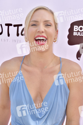 Cassie Scerbo's Spendenaktion in Malibu