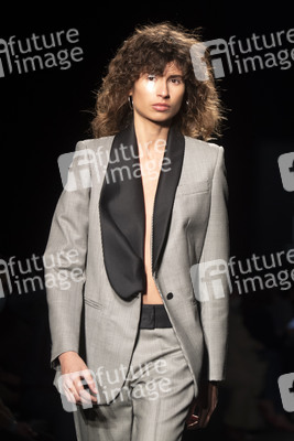 Otrura Fashion Show auf der 73. Mercedes-Benz Fashion Week Madrid