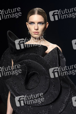 Isabel Sanchis Fashion Show auf der 73. Mercedes-Benz Fashion Week Madrid