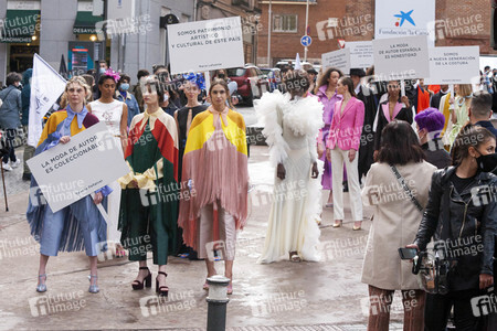 Öffentliche Fashion Show von 10 Designern in Madrid