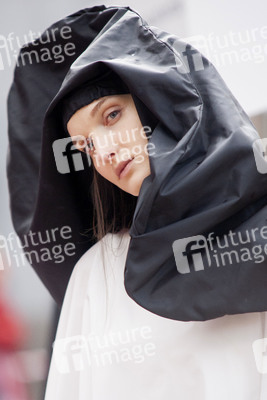 Öffentliche Fashion Show von 10 Designern in Madrid